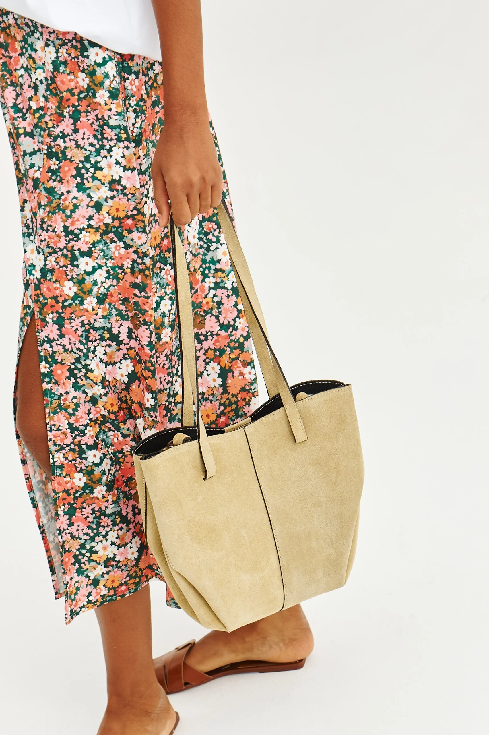 Silky Glow leather shopper bag - Image 6