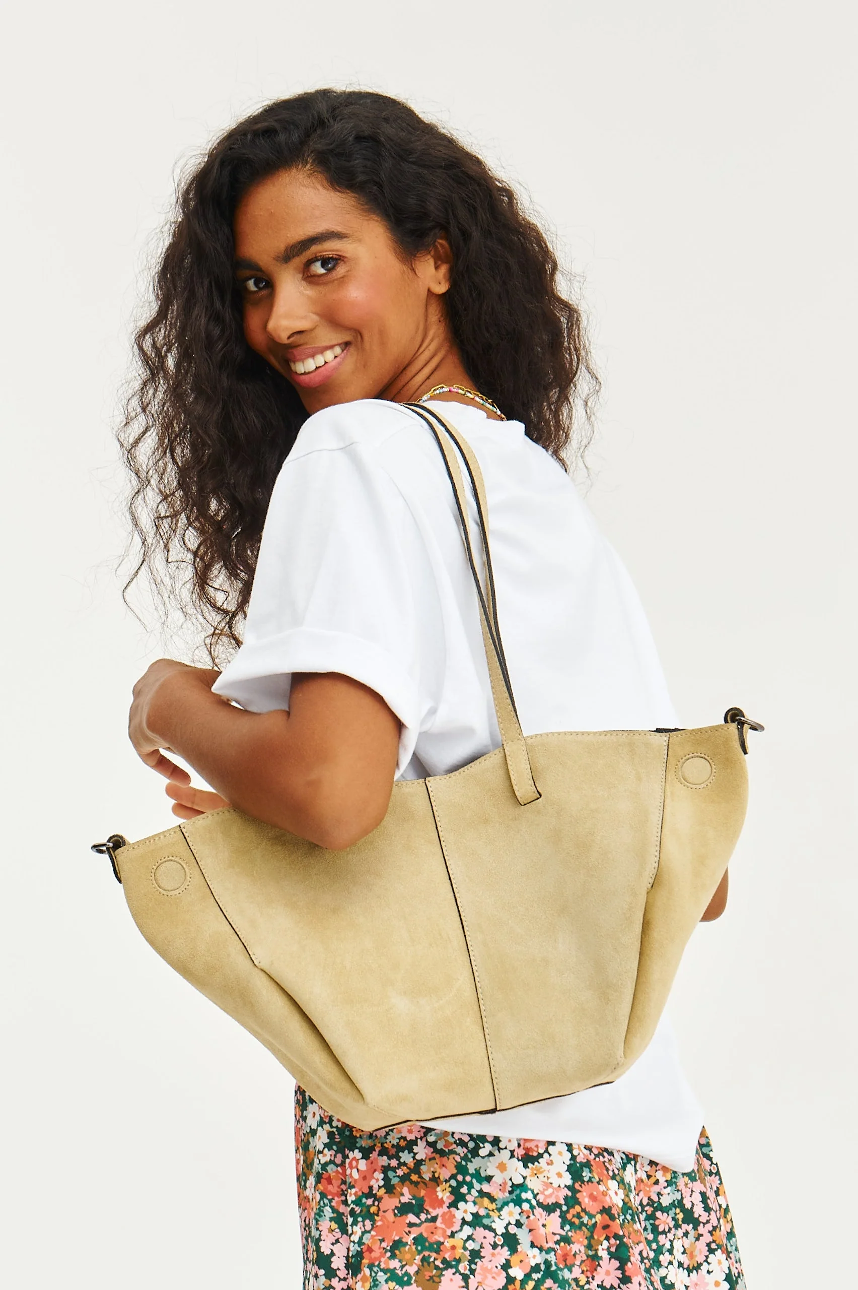 Silky Glow leather shopper bag - Image 7